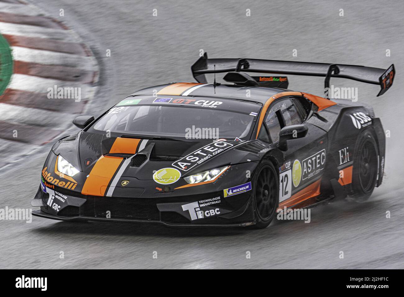 Ein italienisches Superauto auf einer Strecke an einem regnerischen Tag - Lamborghini Huracan Super Trofeo GT3 EVO Stockfoto