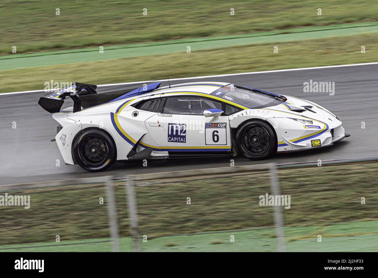 Ein italienisches Superauto auf einer Strecke an einem regnerischen Tag - Lamborghini Huracan Super Trofeo GT3 EVO Stockfoto