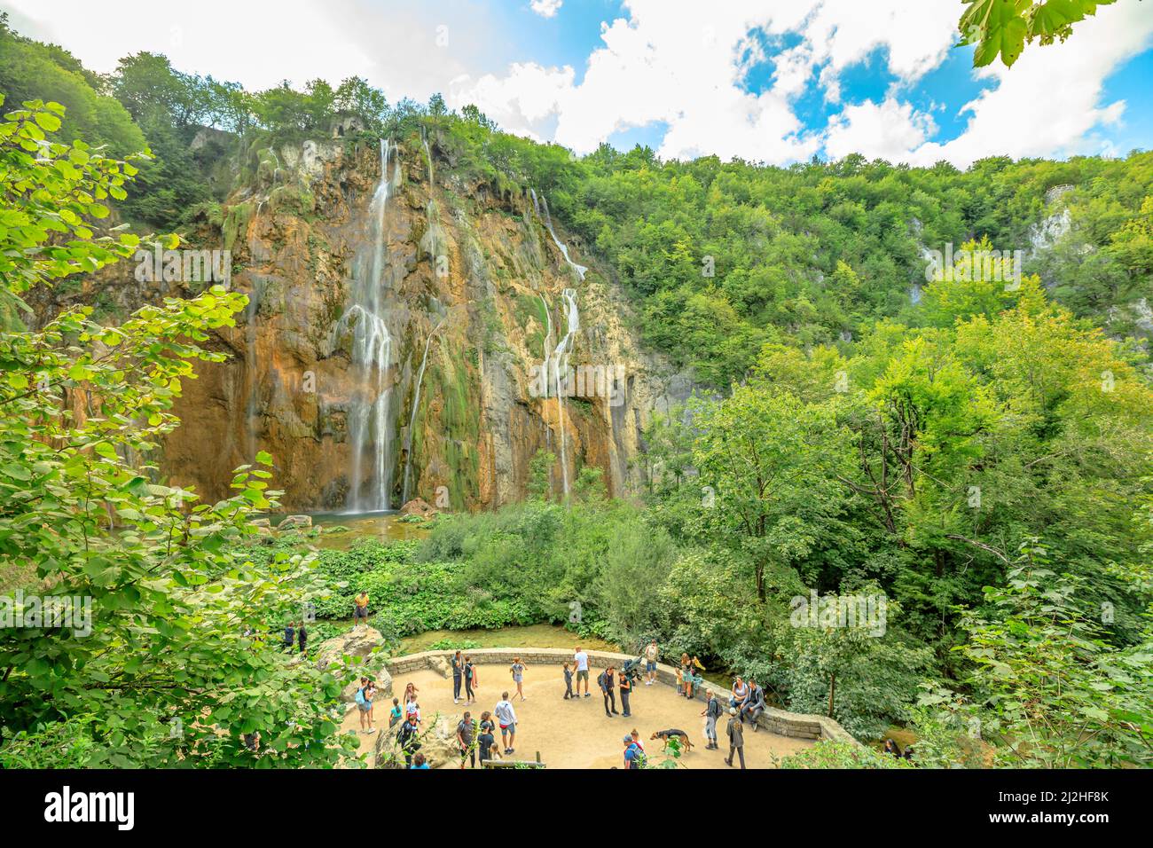 Kroatien, Europa - 2021. August: Der Veliki-Wasserfall im Nationalpark Plitvicer Seen in Kroatien in der Region Lika. UNESCO-Weltkulturerbe Stockfoto