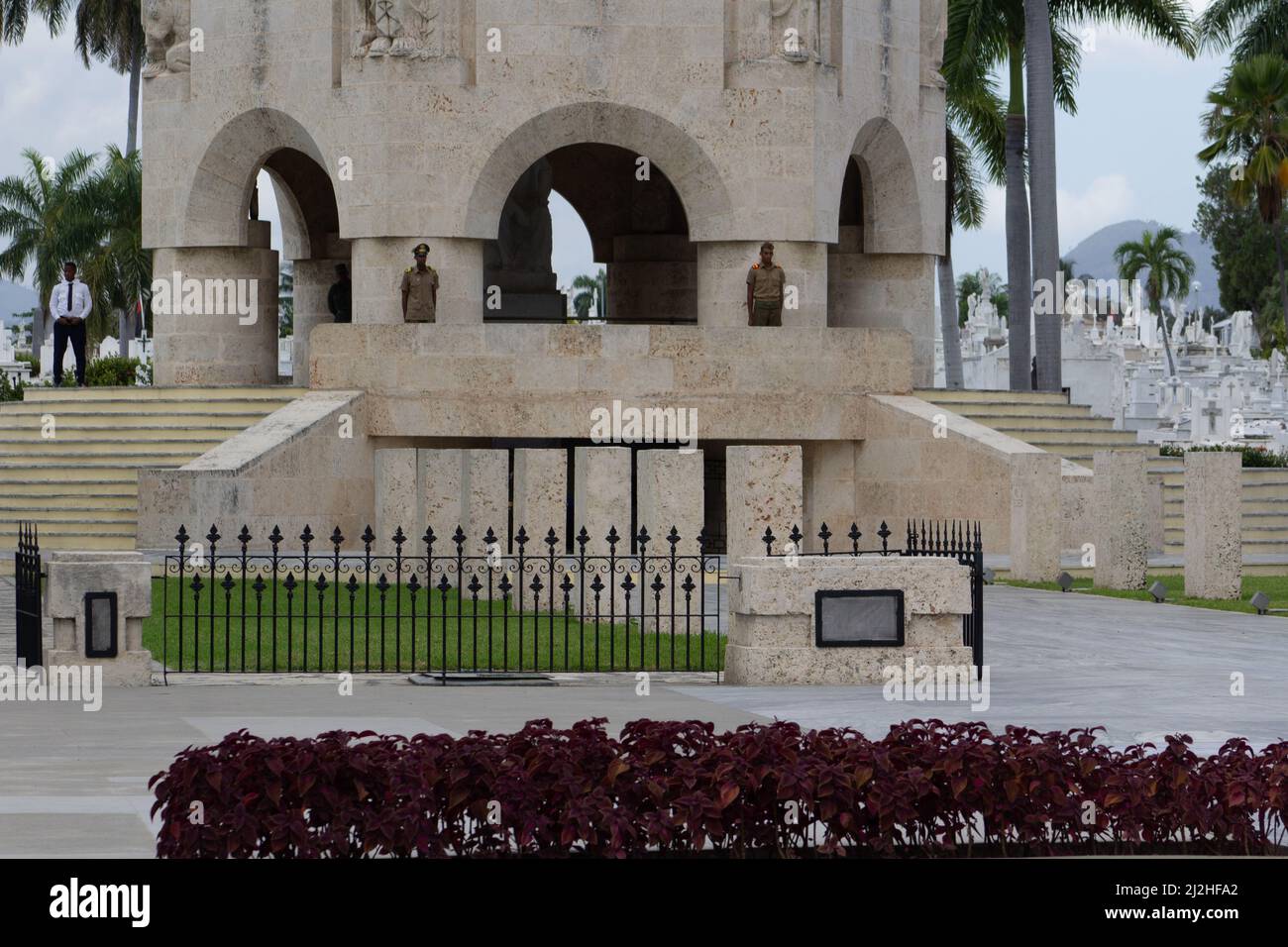 SANTIAGO de CUBA, KUBA - 23. FEBRUAR 2019 Wachwechsel auf dem Friedhof Santa Ifigenia mit Fidels und anderen Monumenten und Mausoleum Stockfoto