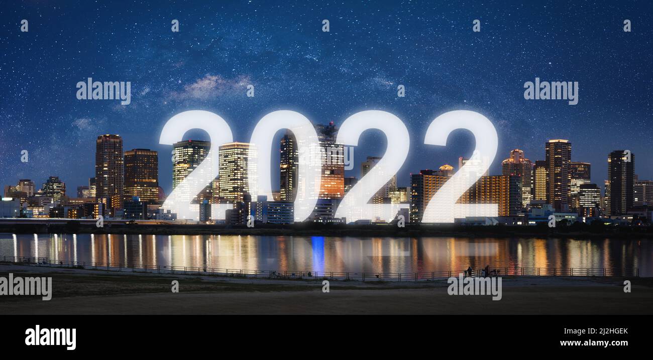 Neujahr 2022 in der Stadt. Panorama-Stadt bei Nacht mit Sternenhimmel und glücklichen Neujahr 2022 Feiern Stockfoto