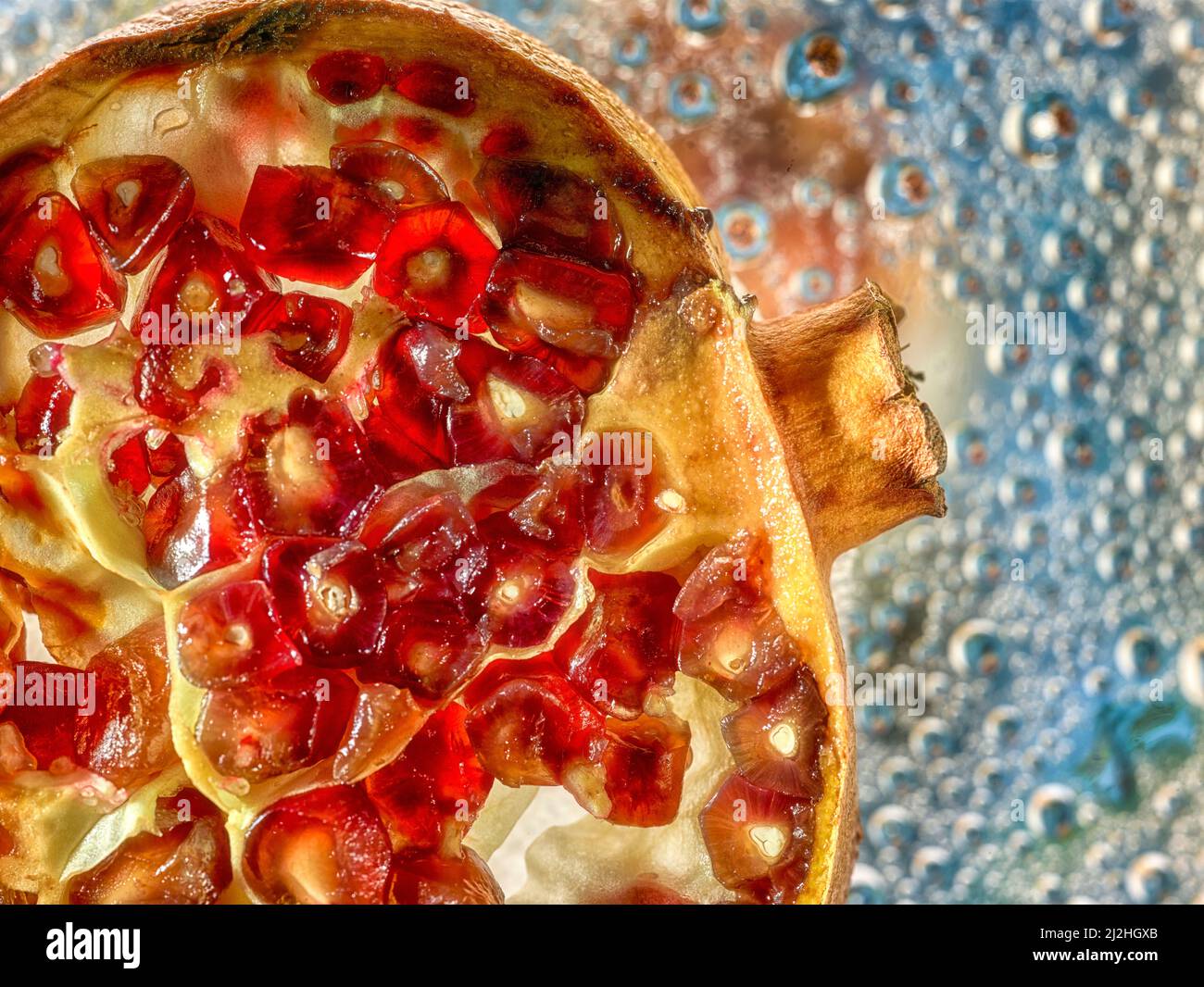 Kreative Makronahrung Stillleben von Granatapfel und Reflexion auf der geknittenen Oberfläche Stockfoto