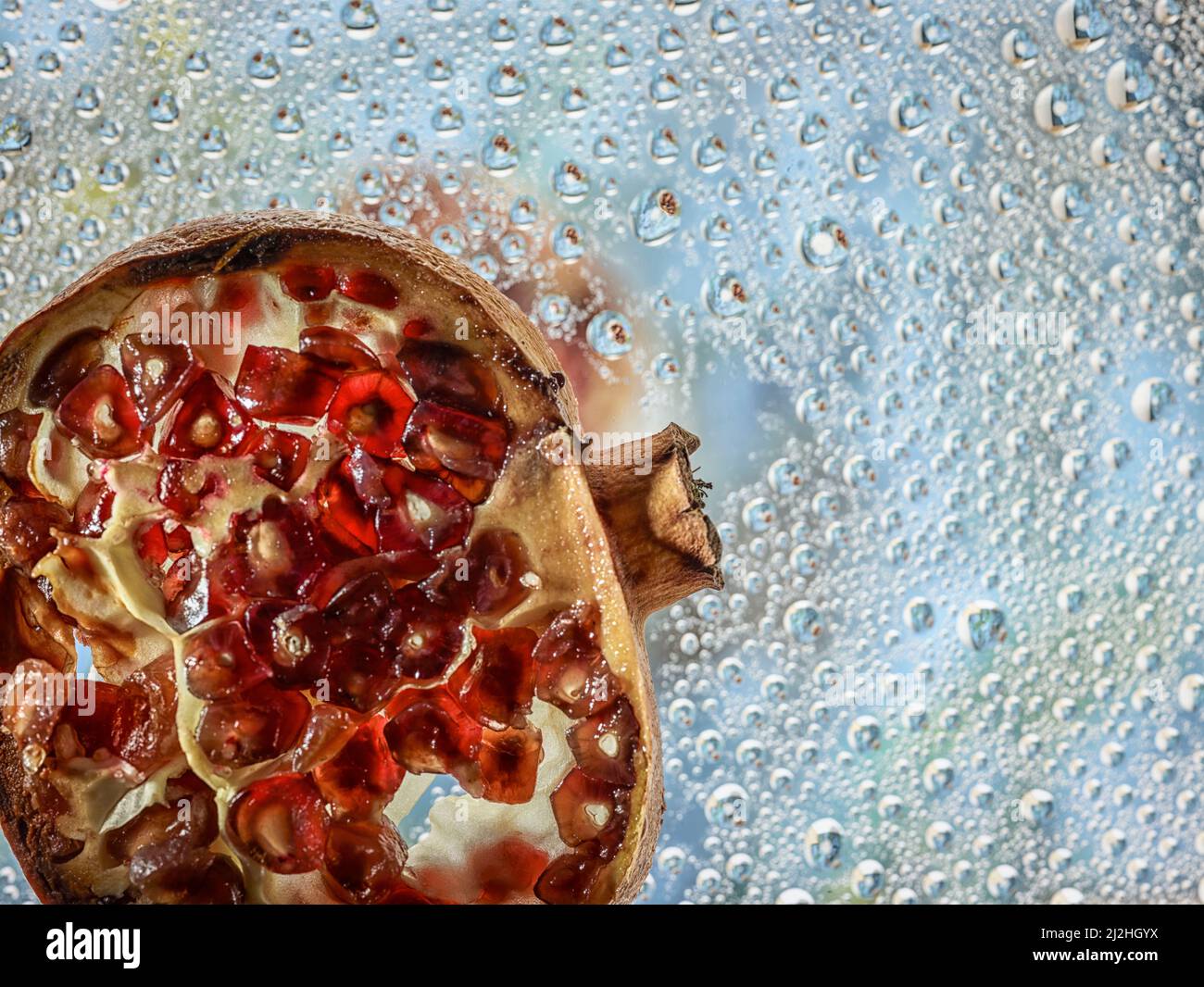 Kreative Makronahrung Stillleben von Granatapfel und Reflexion auf der geknittenen Oberfläche Stockfoto