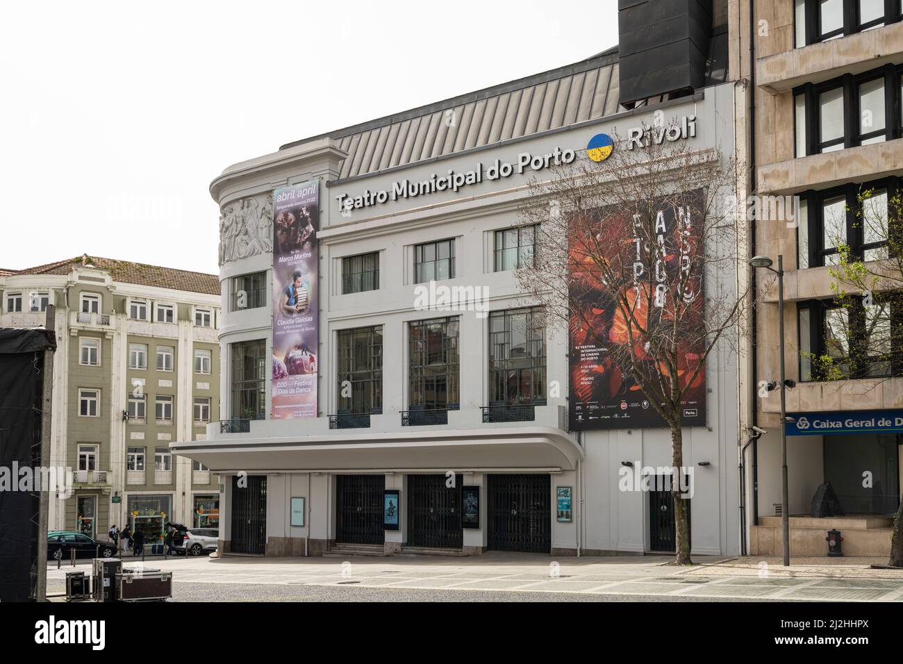 Porto, Portugal. März 2022. Außenansicht des Stadttheaters von Porto Rivoli im Stadtzentrum Stockfoto