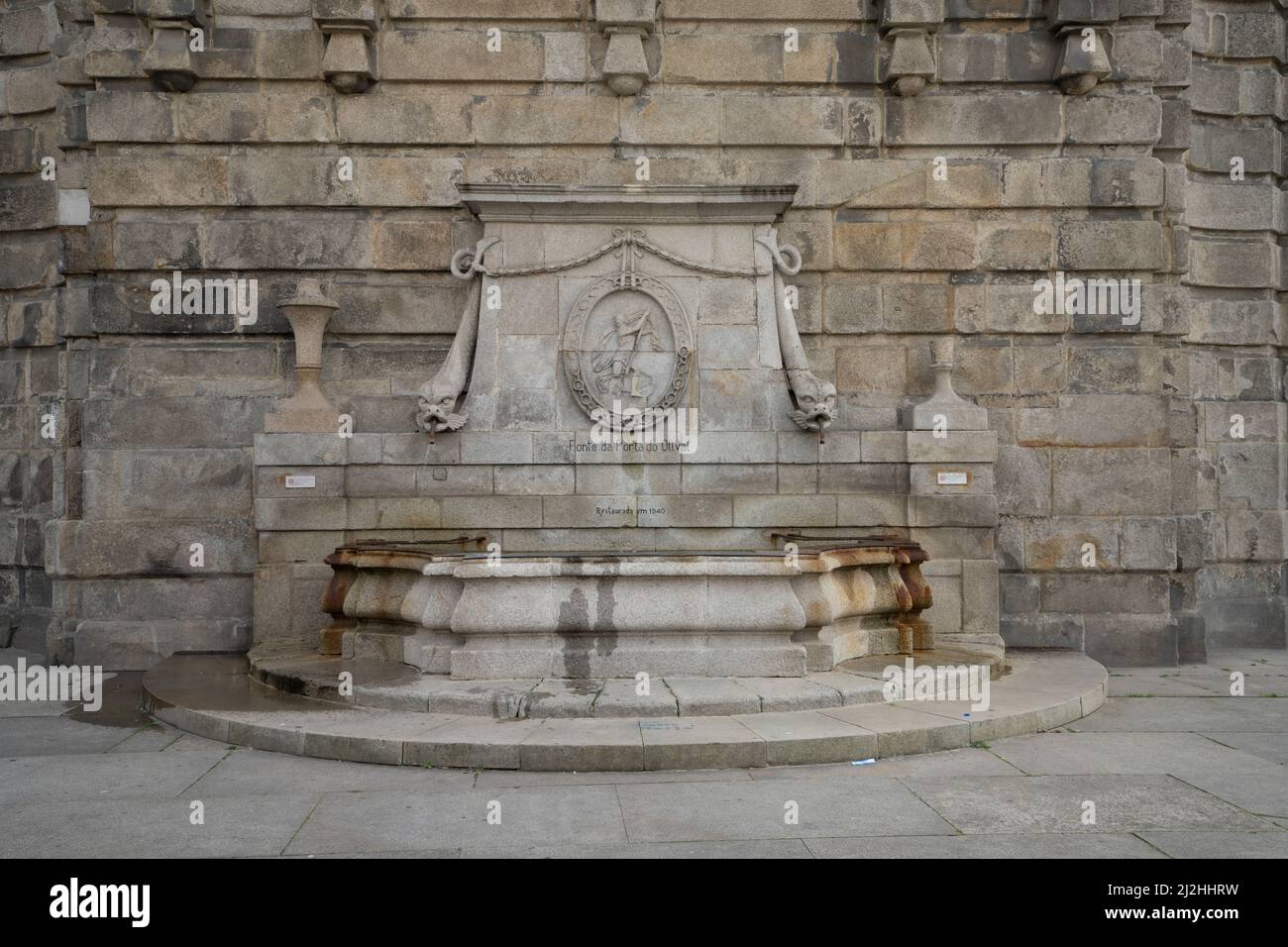 Porto, Portugal. März 2022. Der Chafariz-Brunnen von der Porta do Olival im Stadtzentrum Stockfoto