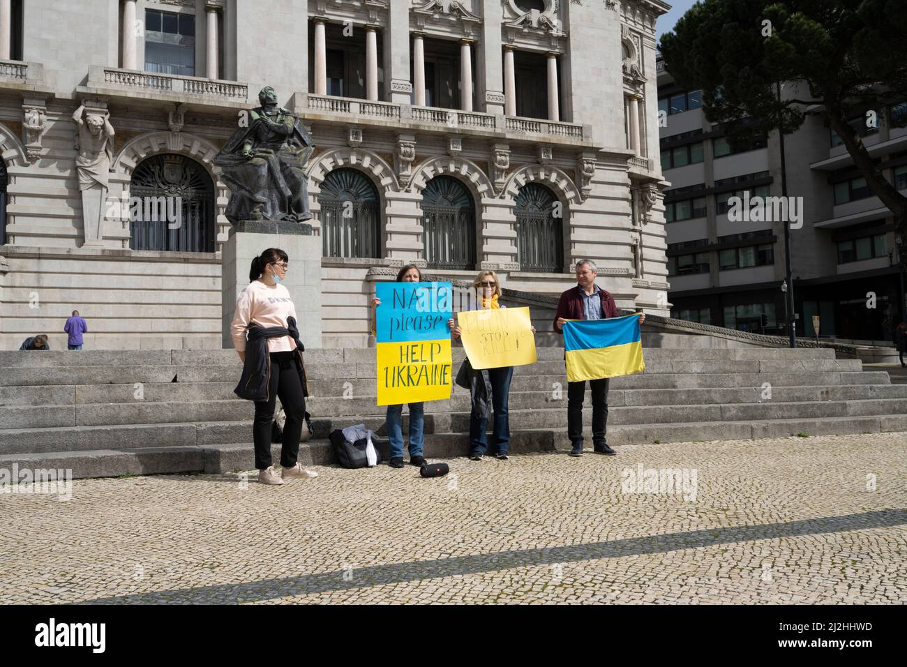 Porto, Portugal. 20. März 2022. Eine Gruppe von Ukrainern, die vor dem Rathaus im Stadtzentrum für die Unterstützung der Ukraine demonstrieren Stockfoto