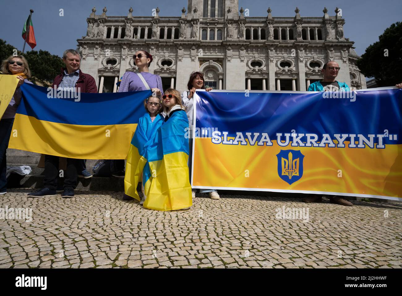 Porto, Portugal. 20. März 2022. Eine Gruppe von Ukrainern, die vor dem Rathaus im Stadtzentrum für die Unterstützung der Ukraine demonstrieren Stockfoto