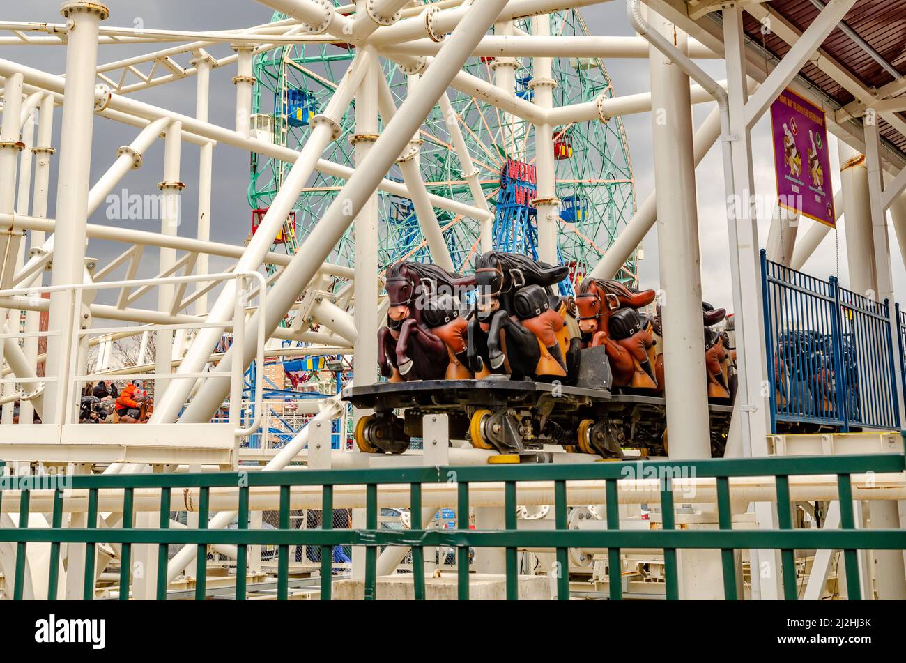 Steeplechase Coaster geschlossen, leer im Luna Park Amusement Park, Blick auf den Zug im Bahnhof, Coney Island, Brooklyn, New York City im Winter Stockfoto