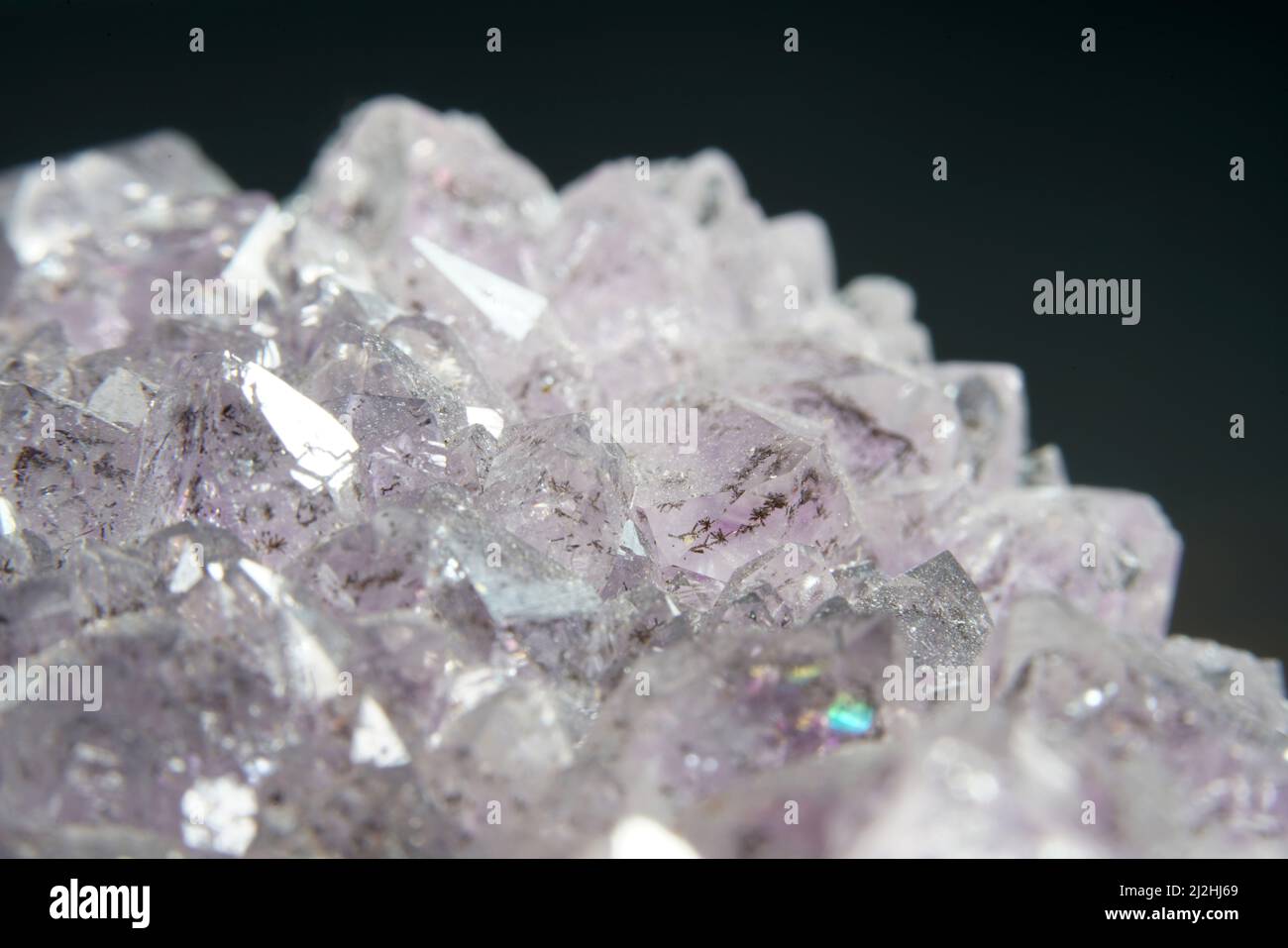 Glitzernde Steine als Hintergrund im Studio bei Langzeitbelichtung fotografiert Stockfoto