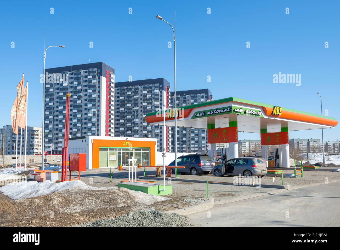 PETROSAWODSK, RUSSLAND - 06. APRIL 2019: Automatische Autoabfüllstation des ABS-Netzes an einem sonnigen Apriltag Stockfoto