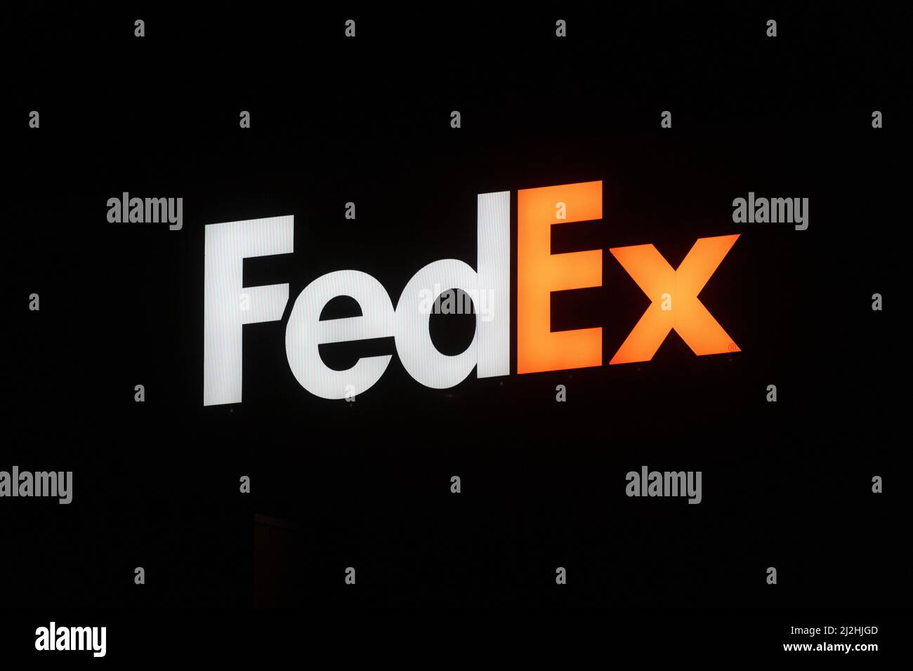 BRÜSSEL, BELGIEN. 24.. März 2022. FedEx-Logo auf dem Bürogebäude. FedEx Corporation ist ein US-amerikanisches multinationales Lieferdienstleistungsunternehmen Stockfoto