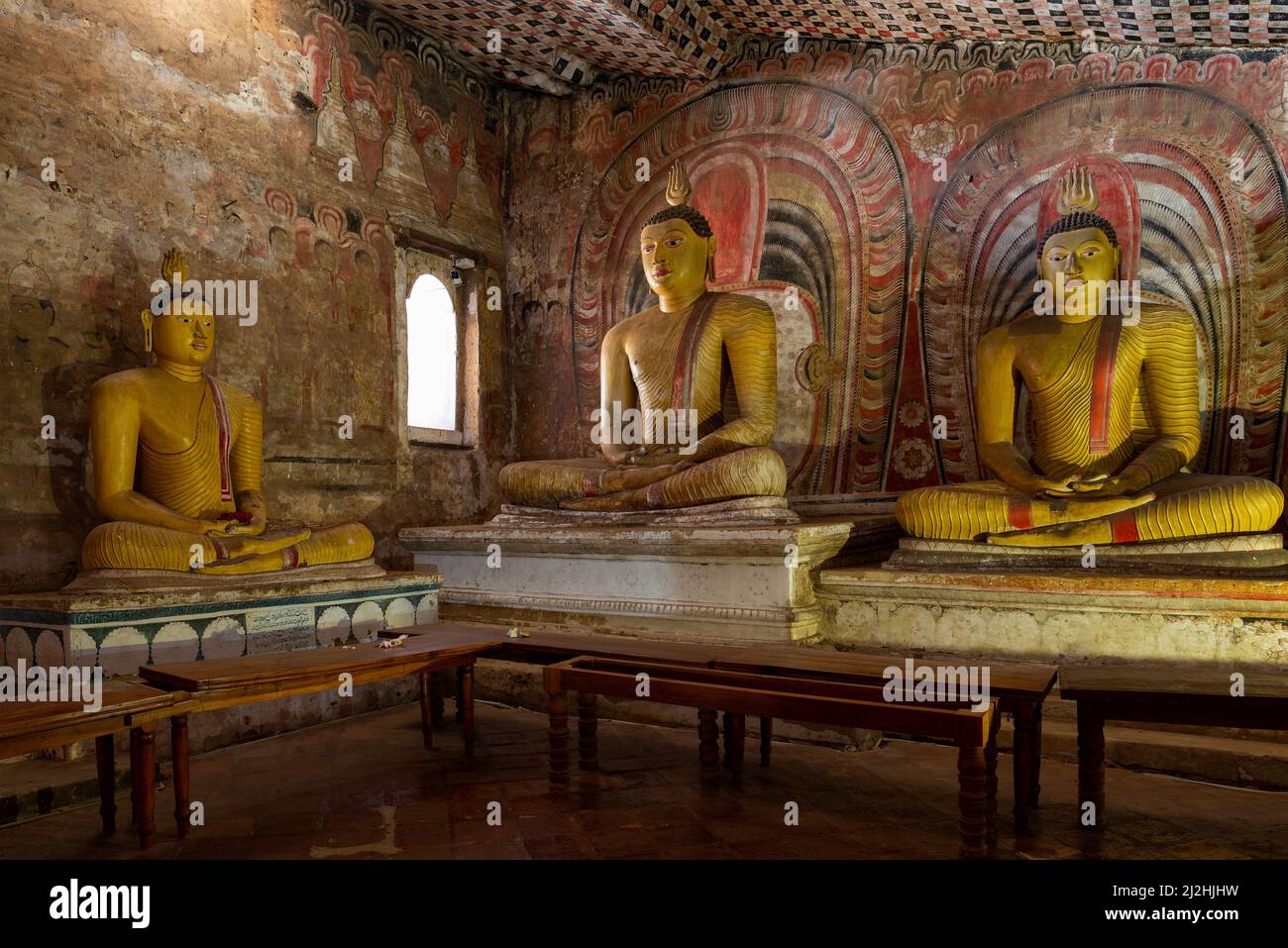 Alte Skulpturen eines sitzenden Buddha im Inneren eines alten buddhistischen Höhlentempels. Goldener Tempel (Rangiri Dambulu Raja Maha Viharaya). Dambull Stockfoto
