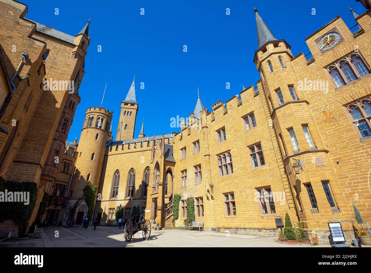 Zentraler Innenhof im Schloss Hohenzollern. Die Burg Hohenzollern ist eine Hügelburg auf dem Berg Hohenzollern, einem isolierten Vorgebirge der Stockfoto