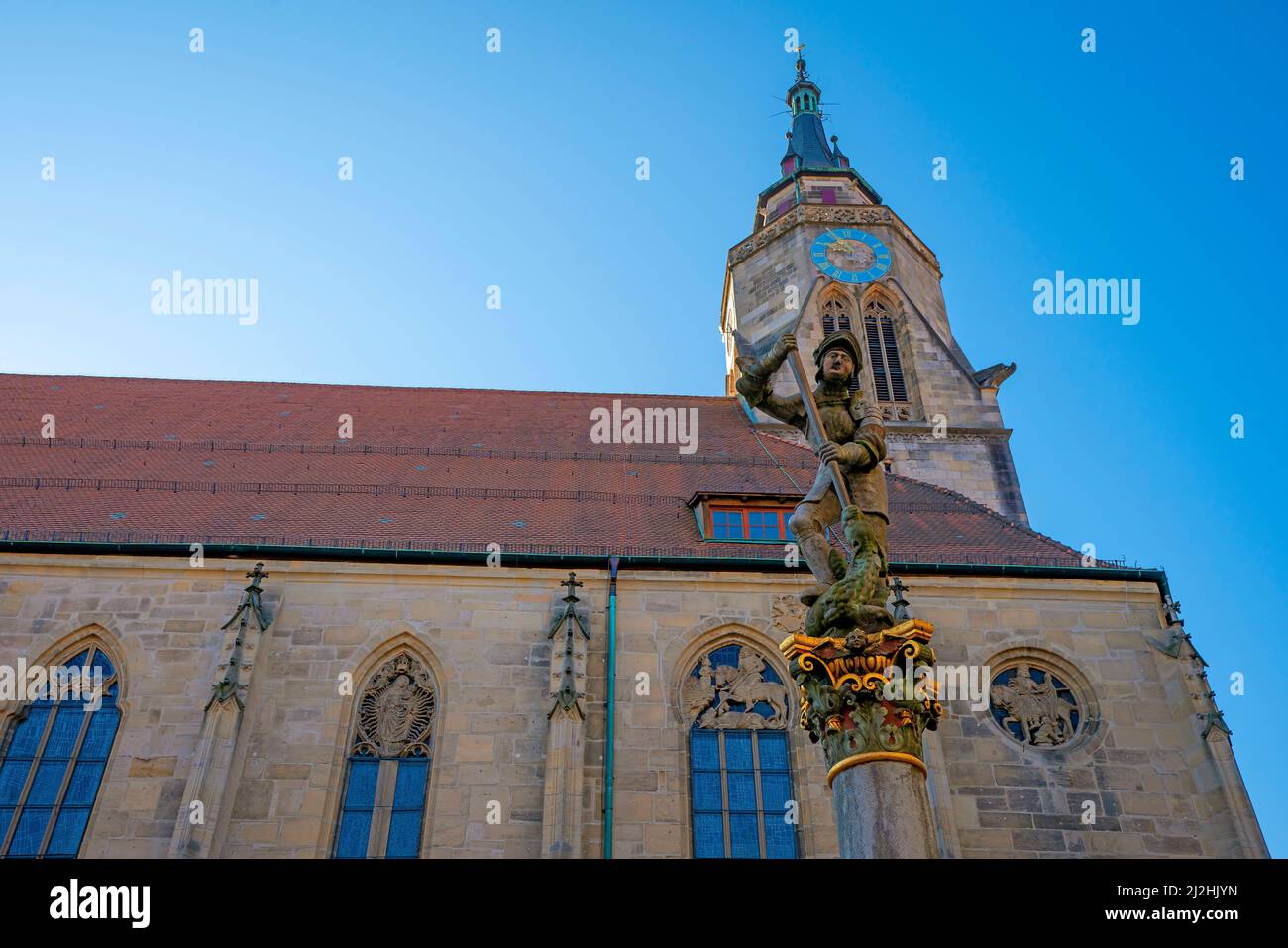 St. Georg Brunnen bei der Stiftskirche St. Georg in der Tübinger Altstadt. Baden-Württemberg, Deutschland. Stockfoto