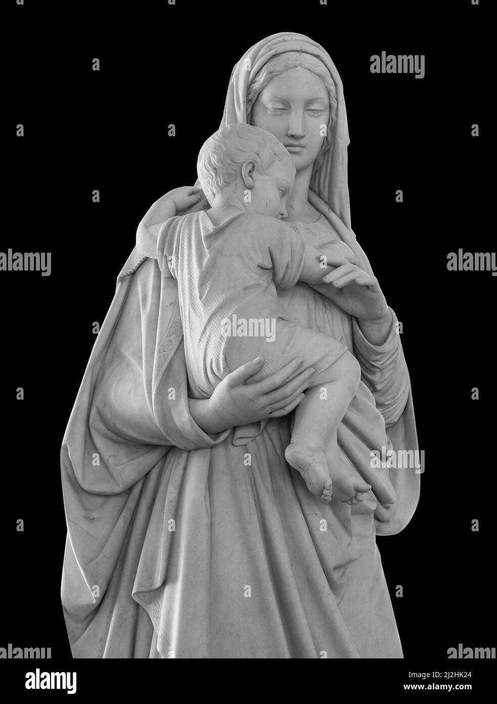 Alte Statue der Mutter Vigin Maria trägt das Baby Jesus isoliert auf schwarzem Hintergrund mit Schneideweg. Religionsskulptur Stockfoto