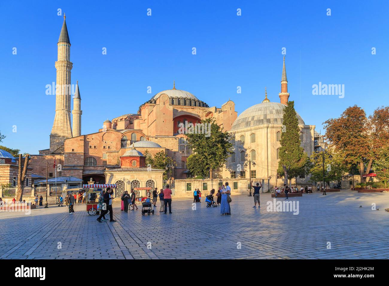 ISTANBUL, TÜRKEI - 13. SEPTEMBER 2017: Die Hagia Sophia ist ein weltberühmtes Denkmal byzantinischer Architektur, ein Symbol des 'goldenen Zeitalters' von Byzanz. Stockfoto