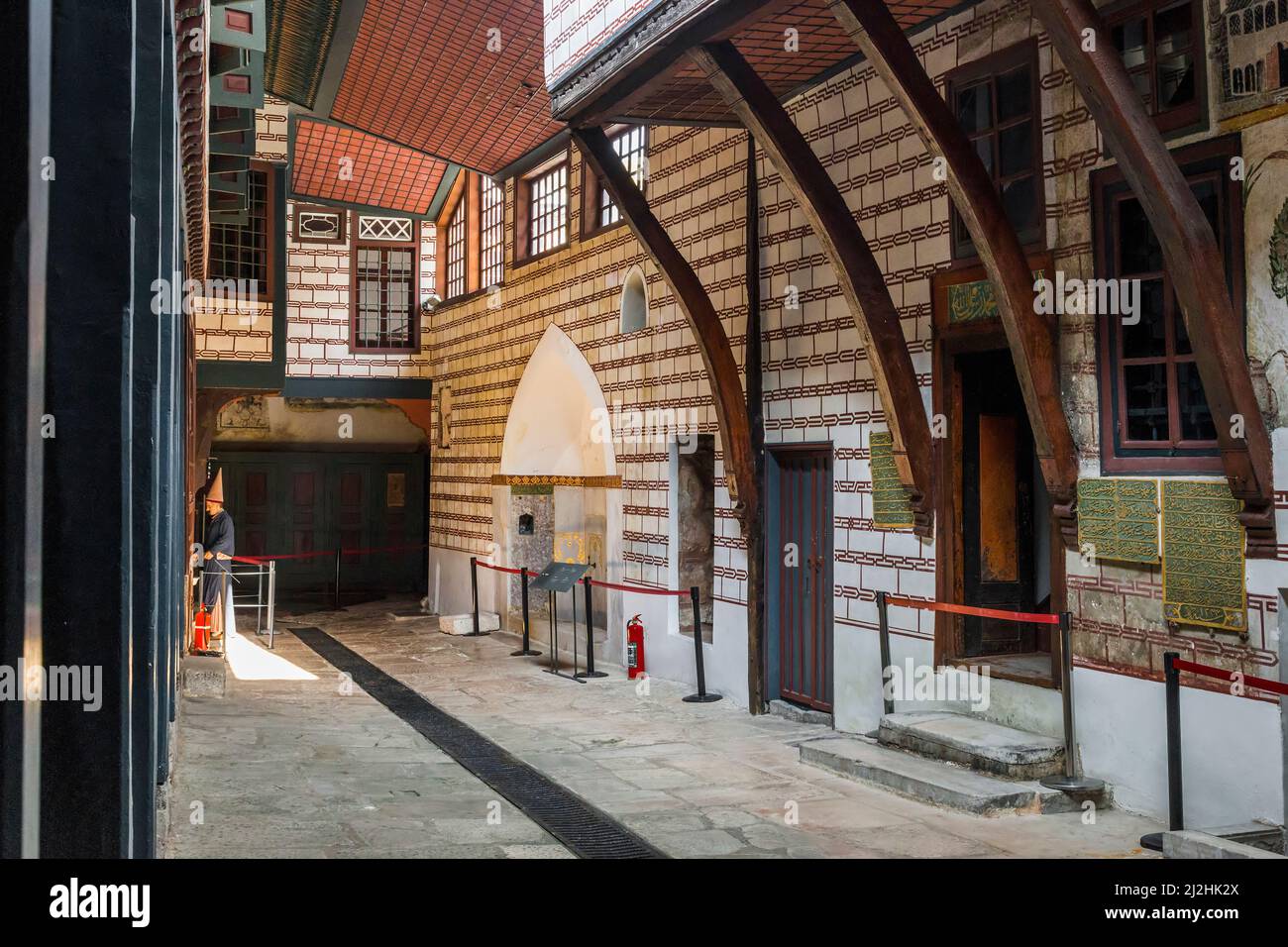 ISTAMBUL, TÜRKEI - 11. SEPTEMBER 2017: Dies ist ein Innenhof mit Zimmern für minderrangige weibliche Sklaven im Harem des Topkapi-Palastes. Stockfoto