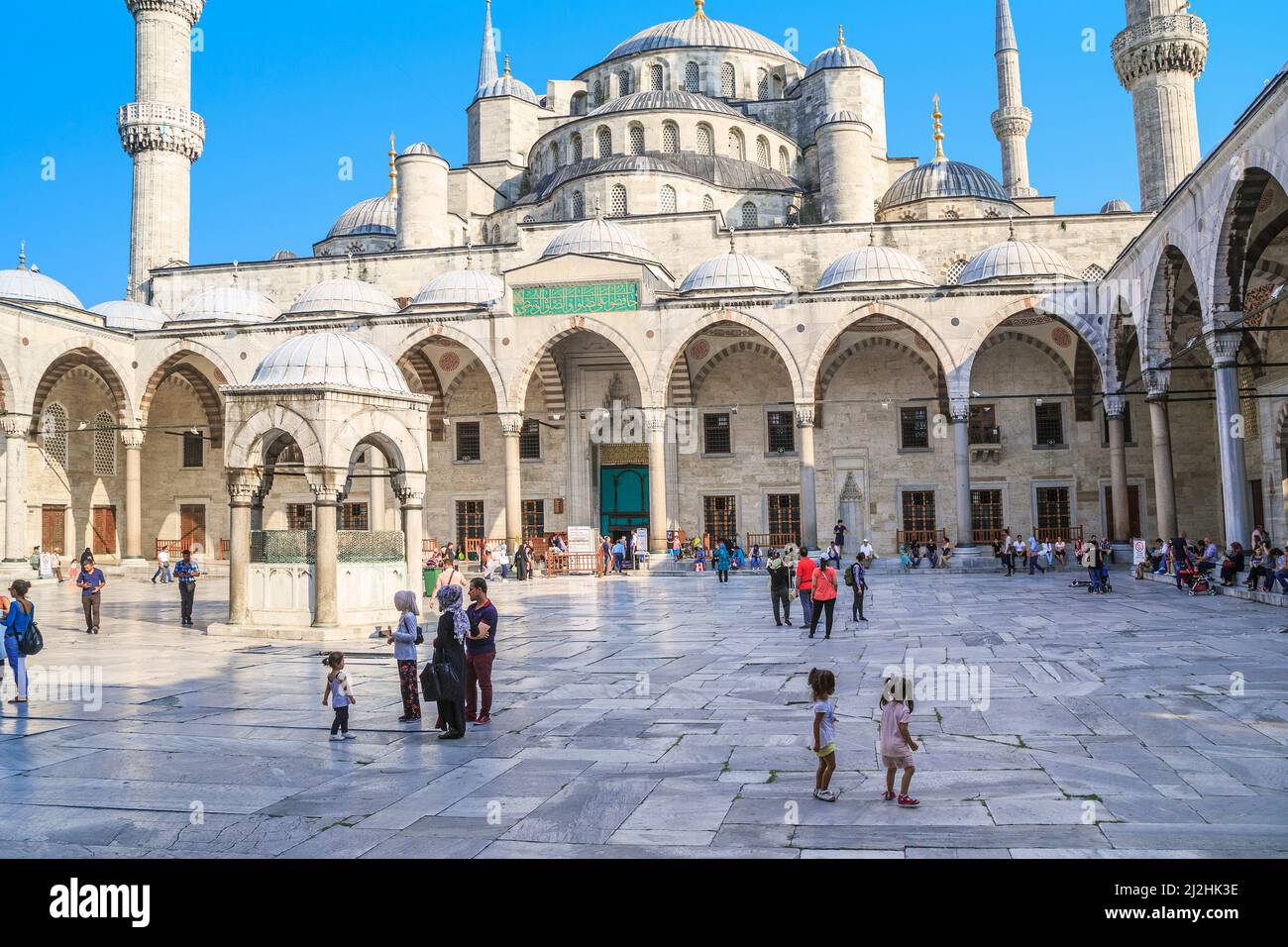 ISTANBUL, TÜRKEI - 11. SEPTEMBER 2017: Dies ist der Innenhof der Sultanahmet-Moschee (Blaue Moschee). Stockfoto