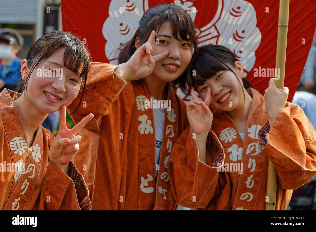TOKIO, JAPAN, 12. Mai 2019 : Porträts junger Mädchen während des Kanda Matiri, eines der großen Shinto-Festivals in Tokio, das im Mai in ungeraden Ye-Zahlen stattfand Stockfoto