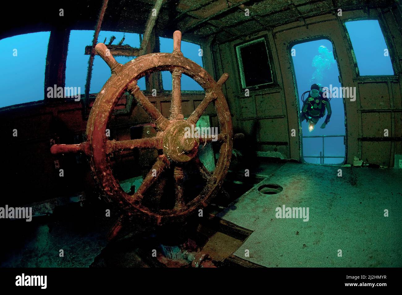 Taucher am Steuer des Schiffwracks Marine Schiff Pinar I, TCGY111, Bodrum, Aegaeis, Türkei, Mittelmeer Stockfoto