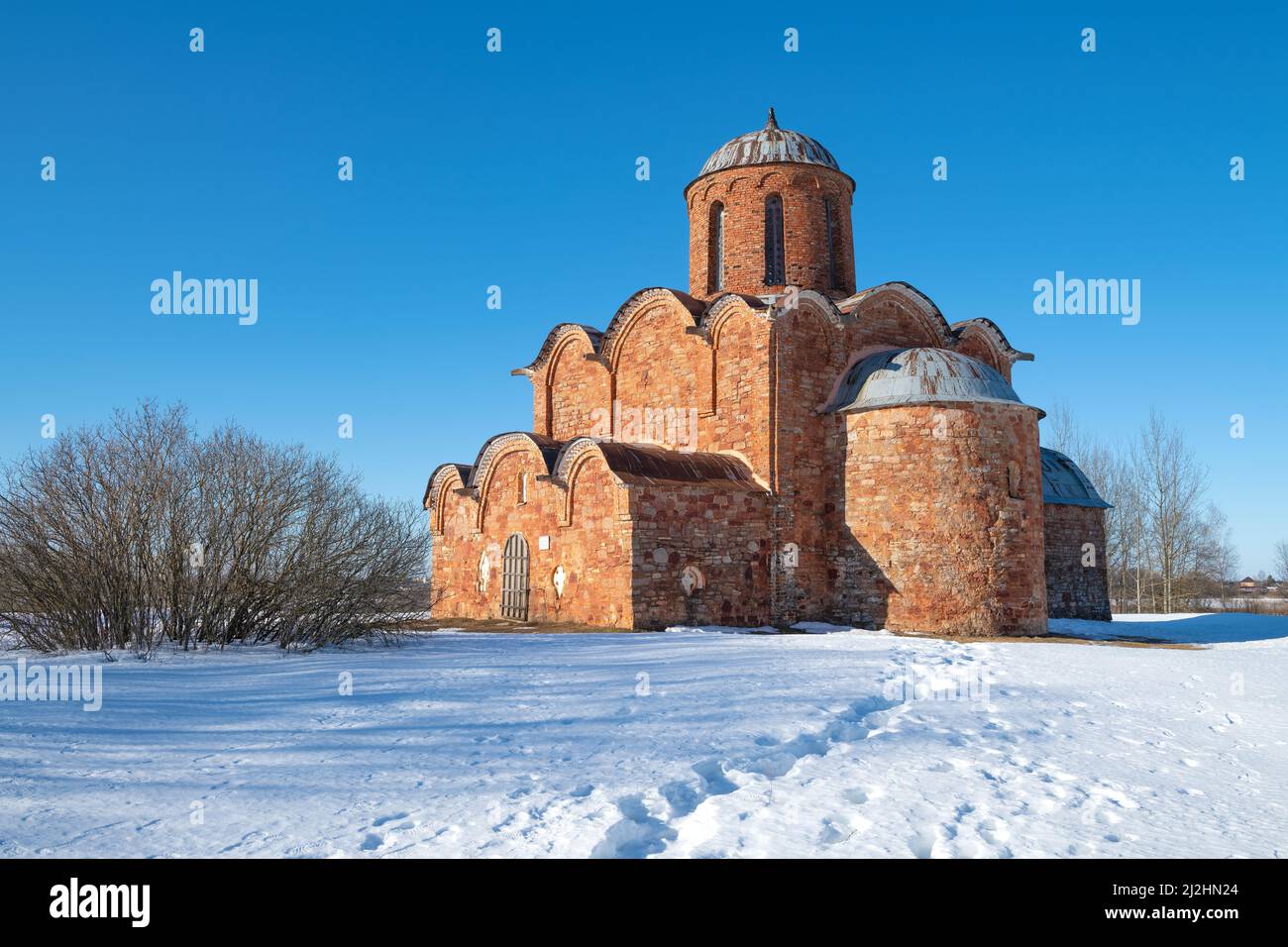 Blick auf die alte orthodoxe Kirche der Verklärung des Erlösers auf Kovalevo an einem sonnigen Märztag. Umgebung von Weliki Nowgorod, Russland Stockfoto