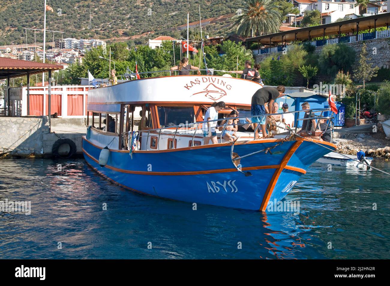 Sonnenbaden auf Vordeck, Tauchboot von Kas Diving, Kas, Lykia, Türkei Stockfoto