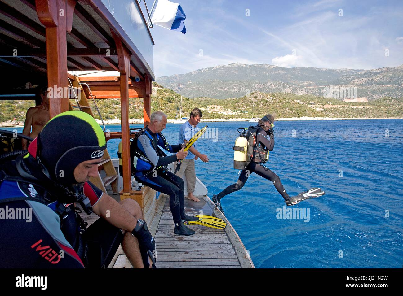 Taucher springen ins Meer, Tauchboot von Kas Diving, Kas, Lykia, Türkei Stockfoto