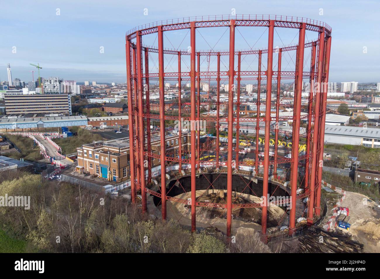 Birmingham, England, April 2. 2022. Die Arbeiten zur Demontage der drei ungenutzten Gashalter in der Windsor Street in Birmingham laufen derzeit. Die Stahlkonstruktionen am Standort Nechells wurden zuletzt im Jahr 2012 verwendet, da Verbesserungen am Gasübertragungssystem bedeuten, dass Gas jetzt im Rohrsystem unterirdisch gespeichert werden kann. Das Gaswerk beherbergte einst 11 Gashalter und als die Zwillingsgashalter 1885 gebaut wurden, waren sie die größten der Welt. Das ikonische Wahrzeichen wurde erstmals 1980s in den Farben des örtlichen Fußballvereins Aston Villa gestrichen. Es wird angenommen, dass der Techniker einmal für die Wartung verantwortlich war Stockfoto