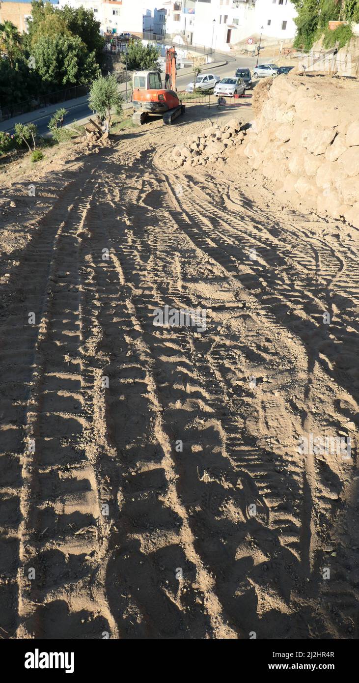 Felsen und Boden sowie Reifenspuren auf prekärer Straßenbaustelle im ländlichen Andalusien Stockfoto