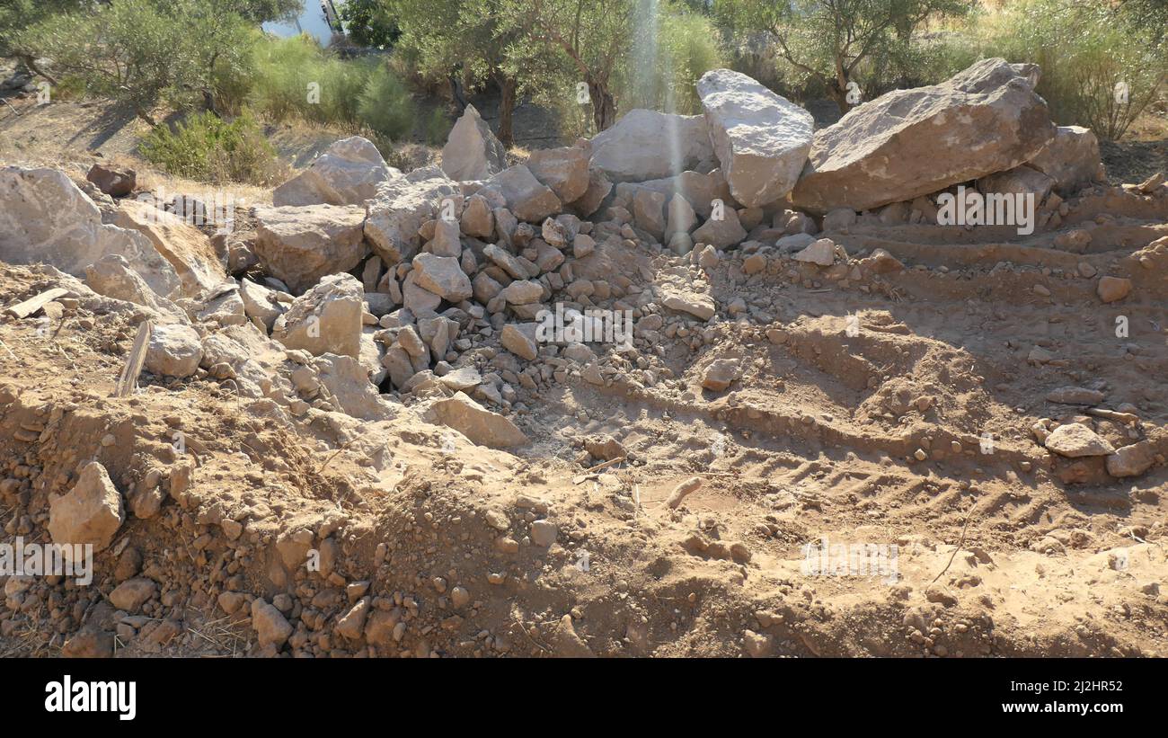 Felsen und Boden sowie Reifenspuren auf prekärer Straßenbaustelle im ländlichen Andalusien Stockfoto