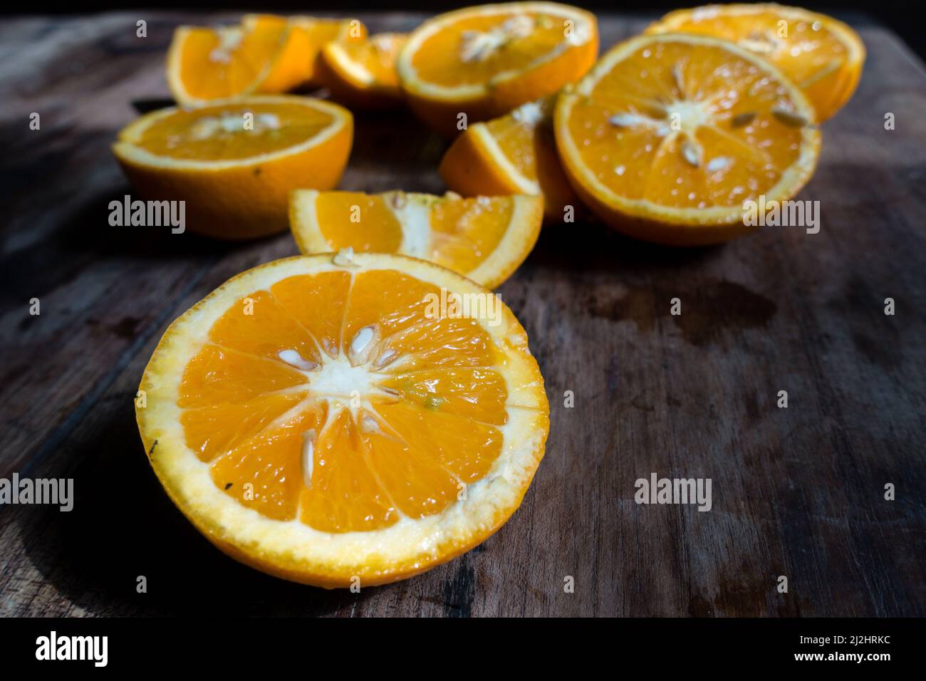 Eine Orange ist eine Frucht verschiedener Zitrusarten aus der Familie Rutaceae); sie bezieht sich in erster Linie auf Citrus × sinensis, die auch süße Orange genannt wird Stockfoto