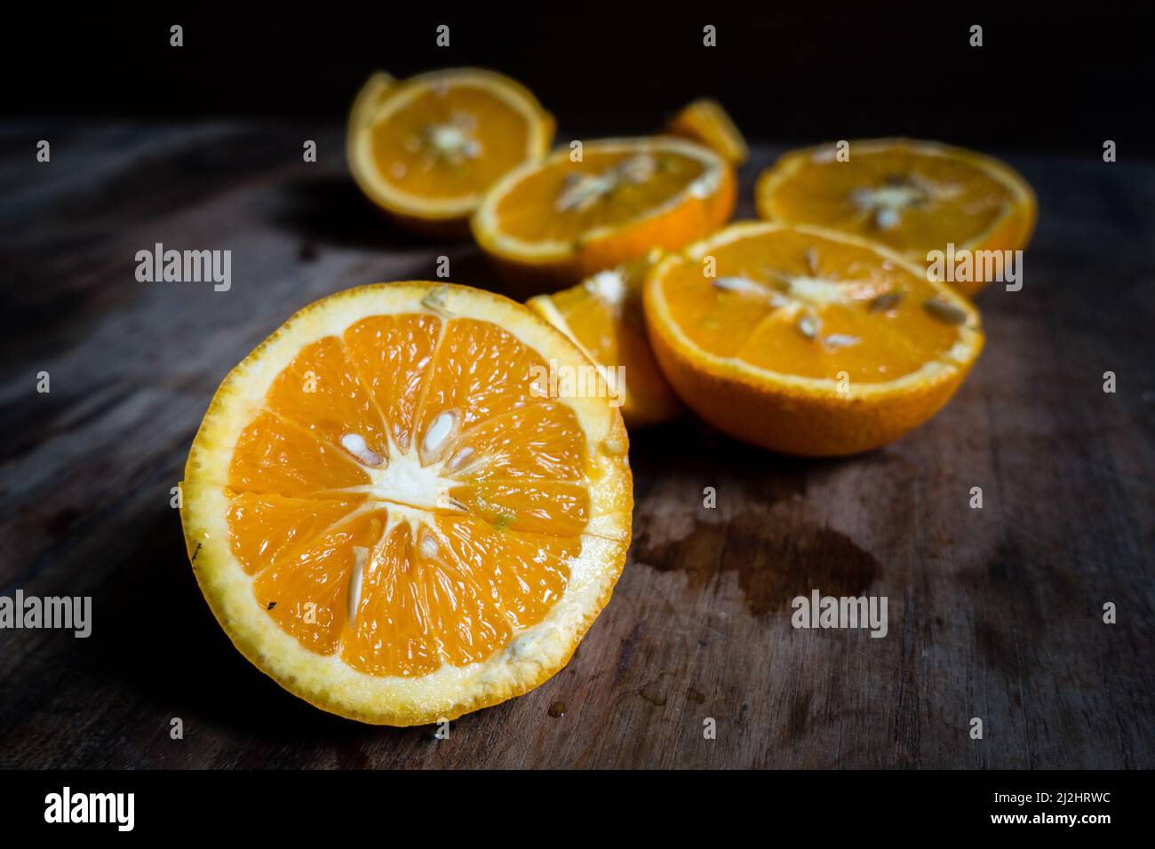 Eine Orange ist eine Frucht verschiedener Zitrusarten aus der Familie Rutaceae); sie bezieht sich in erster Linie auf Citrus × sinensis, die auch süße Orange genannt wird Stockfoto