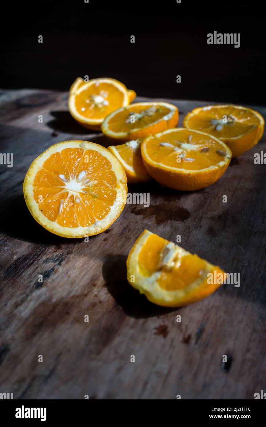 Eine Orange ist eine Frucht verschiedener Zitrusarten aus der Familie Rutaceae); sie bezieht sich in erster Linie auf Citrus × sinensis, die auch süße Orange genannt wird Stockfoto