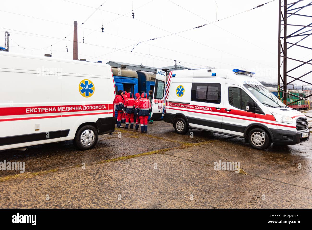 Lviv, Ukraine - 1. April 2022: Zug mit verletzten Kindern und gefeuerten Flüchtlingsfamilien aus Mariupol ist in Lviv abgereist. Lviv doсtors und Medecins Sans F Stockfoto