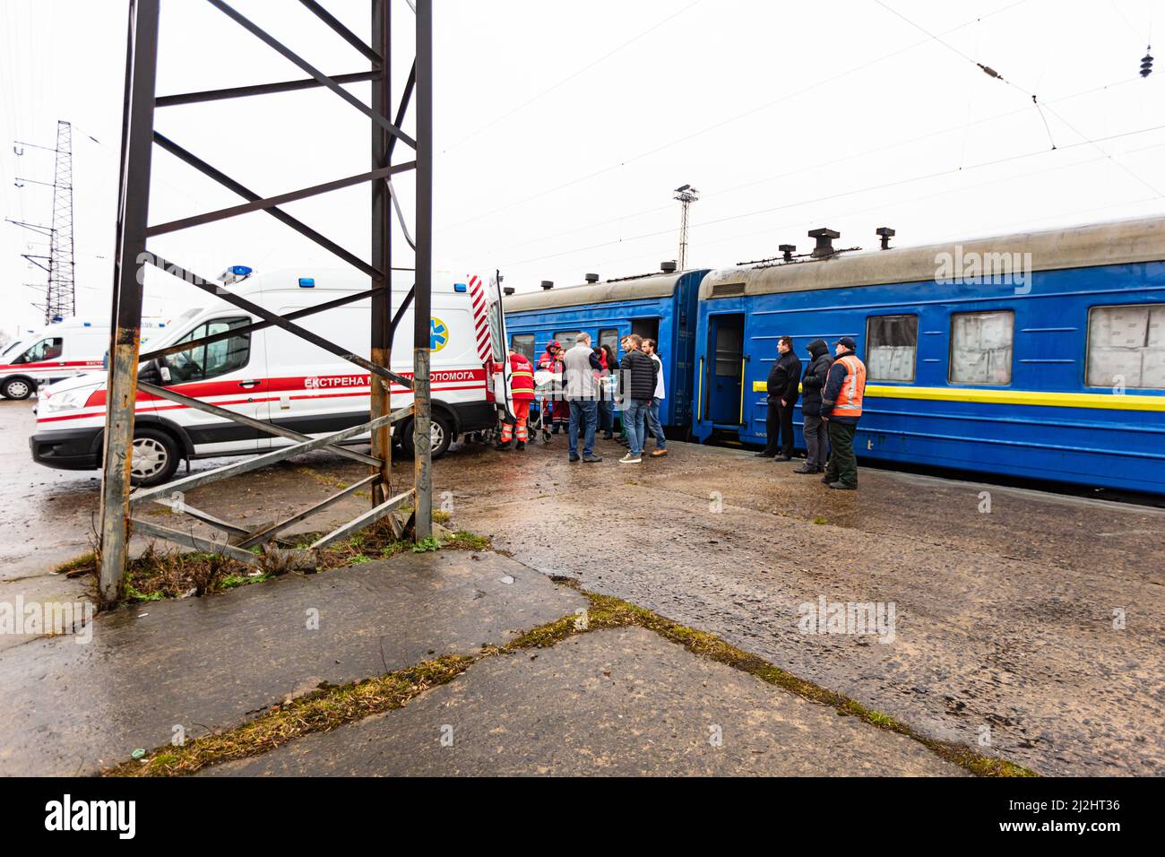 Lviv, Ukraine - 1. April 2022: Zug mit verletzten Kindern und gefeuerten Flüchtlingsfamilien aus Mariupol ist in Lviv abgereist. Lviv doсtors und Medecins Sans F Stockfoto