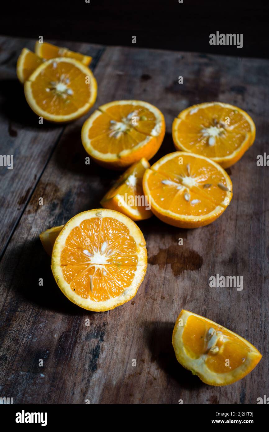 Eine Orange ist eine Frucht verschiedener Zitrusarten aus der Familie Rutaceae); sie bezieht sich in erster Linie auf Citrus × sinensis, die auch süße Orange genannt wird Stockfoto