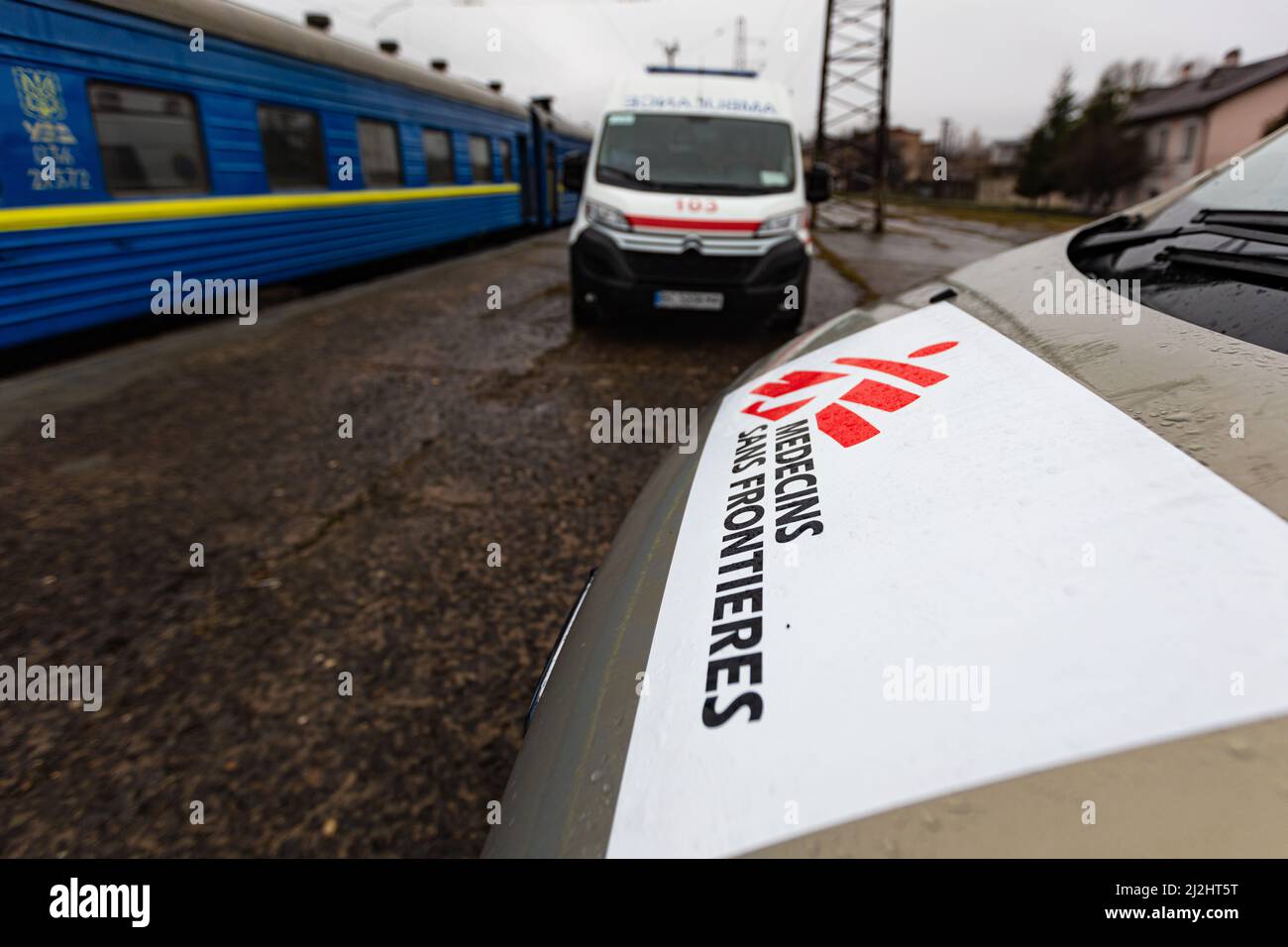 Lviv, Ukraine - 1. April 2022: Zug mit verletzten Kindern und gefeuerten Flüchtlingsfamilien aus Mariupol ist in Lviv abgereist. Lviv doсtors und Medecins Sans F Stockfoto