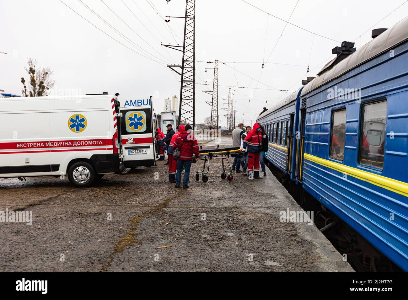 Lviv, Ukraine - 1. April 2022: Zug mit verletzten Kindern und gefeuerten Flüchtlingsfamilien aus Mariupol ist in Lviv abgereist. Lviv doсtors und Medecins Sans F Stockfoto