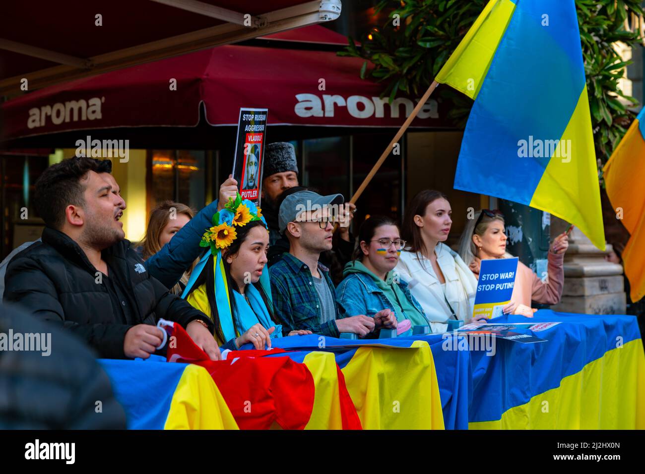 Ukrainische Demonstranten protestieren gegen die russische Invasion in Istanbul. Istanbul Türkei - 3.27.2022 Stockfoto