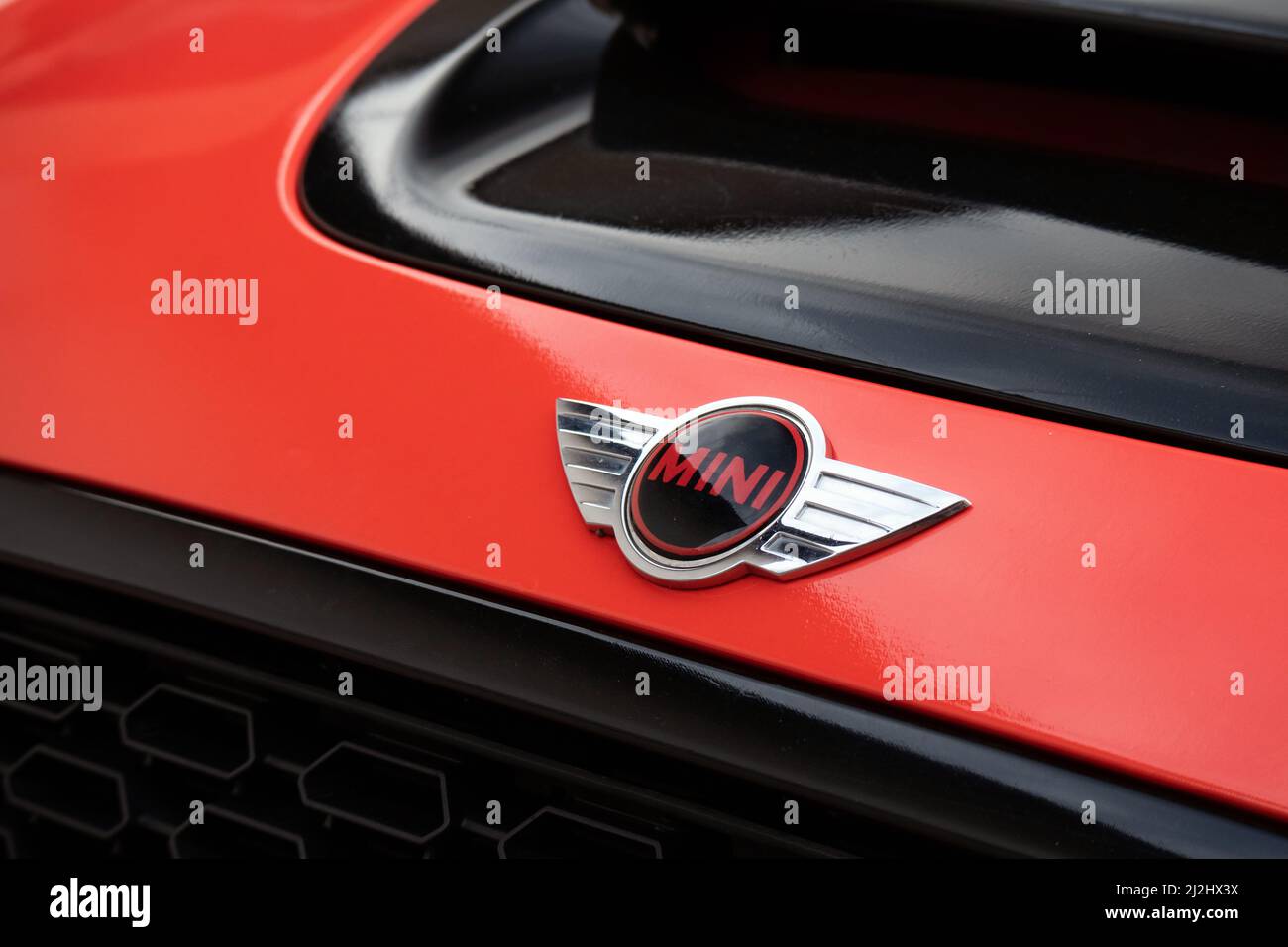 Slowenien, Ljubljana - 15 2022. März: Mini Cooper-Logo auf einem roten Auto Stockfoto