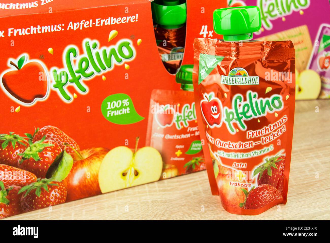 Hamburg, Deutschland - März 21 2022: Apfelino Fruchtmus Apfel-Erdbeere mit Verpackung von der Firma Spreewaldhof - Apfelino Fruchtmus Apfel und Erdbeer Stockfoto
