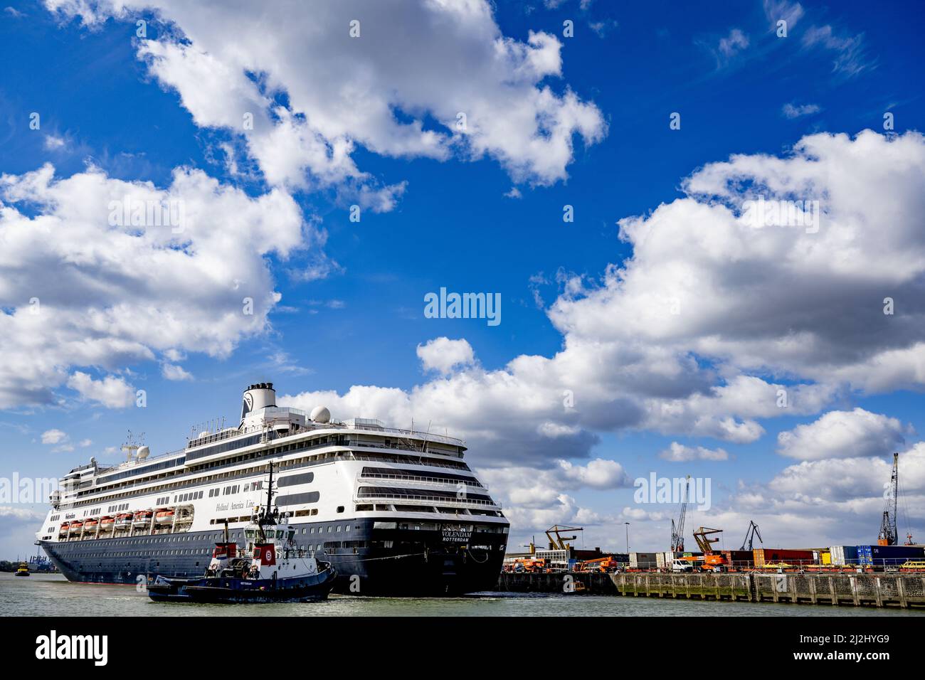 Rotterdam, Niederlande. 2. April 2022. 2022-04-02 12:04:12 ROTTERDAM - Passagierschiff De Volendam der Holland America Line im Merwehaven in Rotterdam. Das Passagierschiff wird drei Monate lang im Merwehaven ankern, um als Notunterkunft für ukrainische Flüchtlinge genutzt zu werden. ANP ROBIN UTRECHT netherlands Out - belgium Out Credit: ANP/Alamy Live News Stockfoto