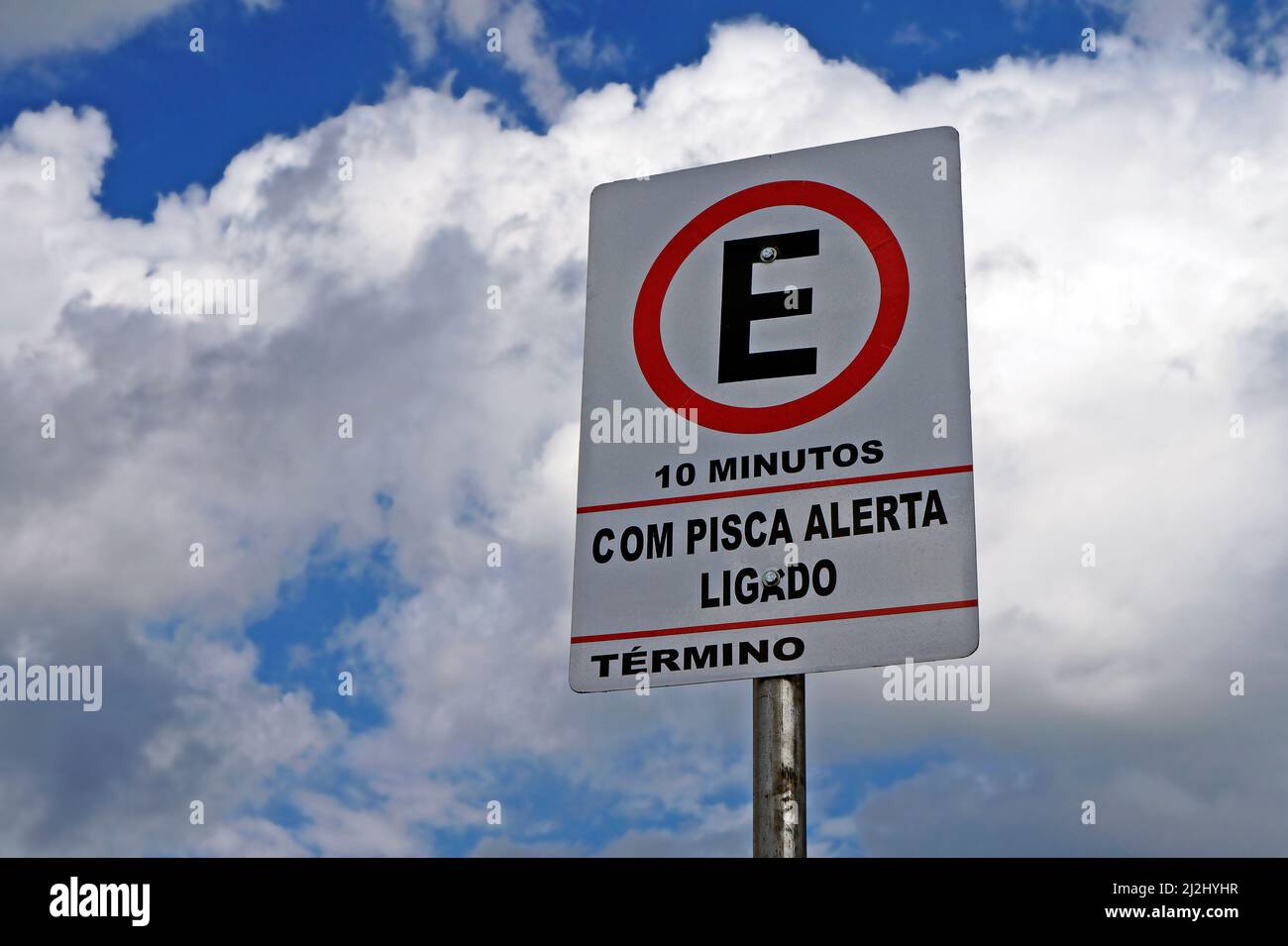 TIRADENTES, MINAS GERAIS, BRASILIEN - 27. JANUAR 2020: Straßenschild mit Hinweis auf erlaubte Parkplätze Stockfoto