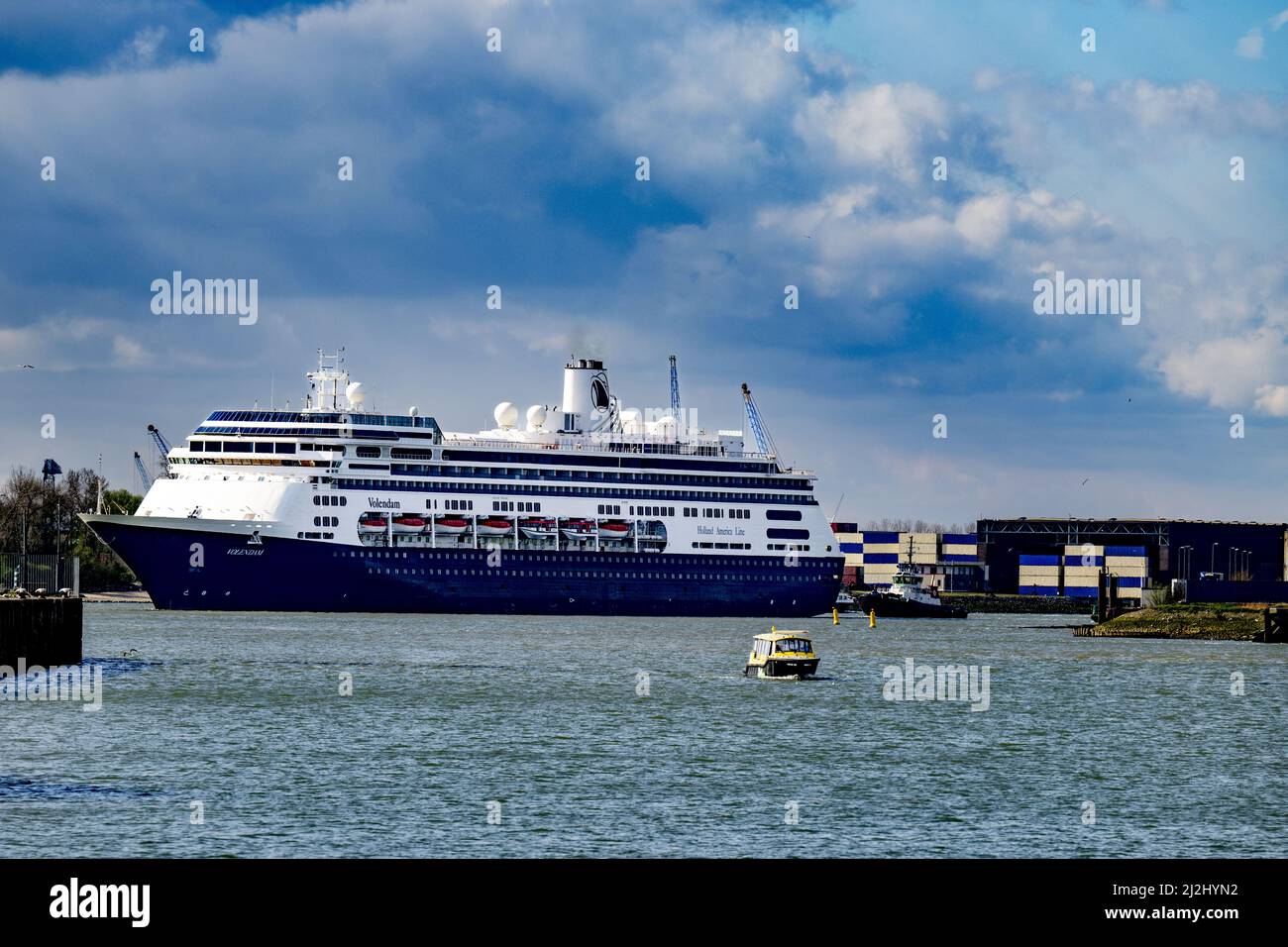 Rotterdam, Niederlande. 2. April 2022. 2022-04-02 11:41:12 ROTTERDAM - Passagierschiff De Volendam der Holland America Line im Merwehaven in Rotterdam. Das Passagierschiff wird drei Monate lang im Merwehaven ankern, um als Notunterkunft für ukrainische Flüchtlinge genutzt zu werden. ANP ROBIN UTRECHT netherlands Out - belgium Out Credit: ANP/Alamy Live News Stockfoto