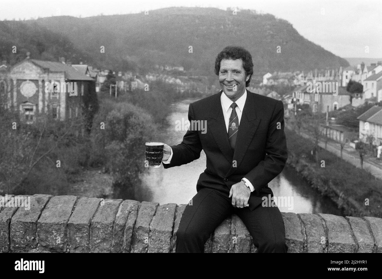 Tom Jones ist wieder zu Hause in Pontypridd, Wales. 2.. Dezember 1987. Stockfoto