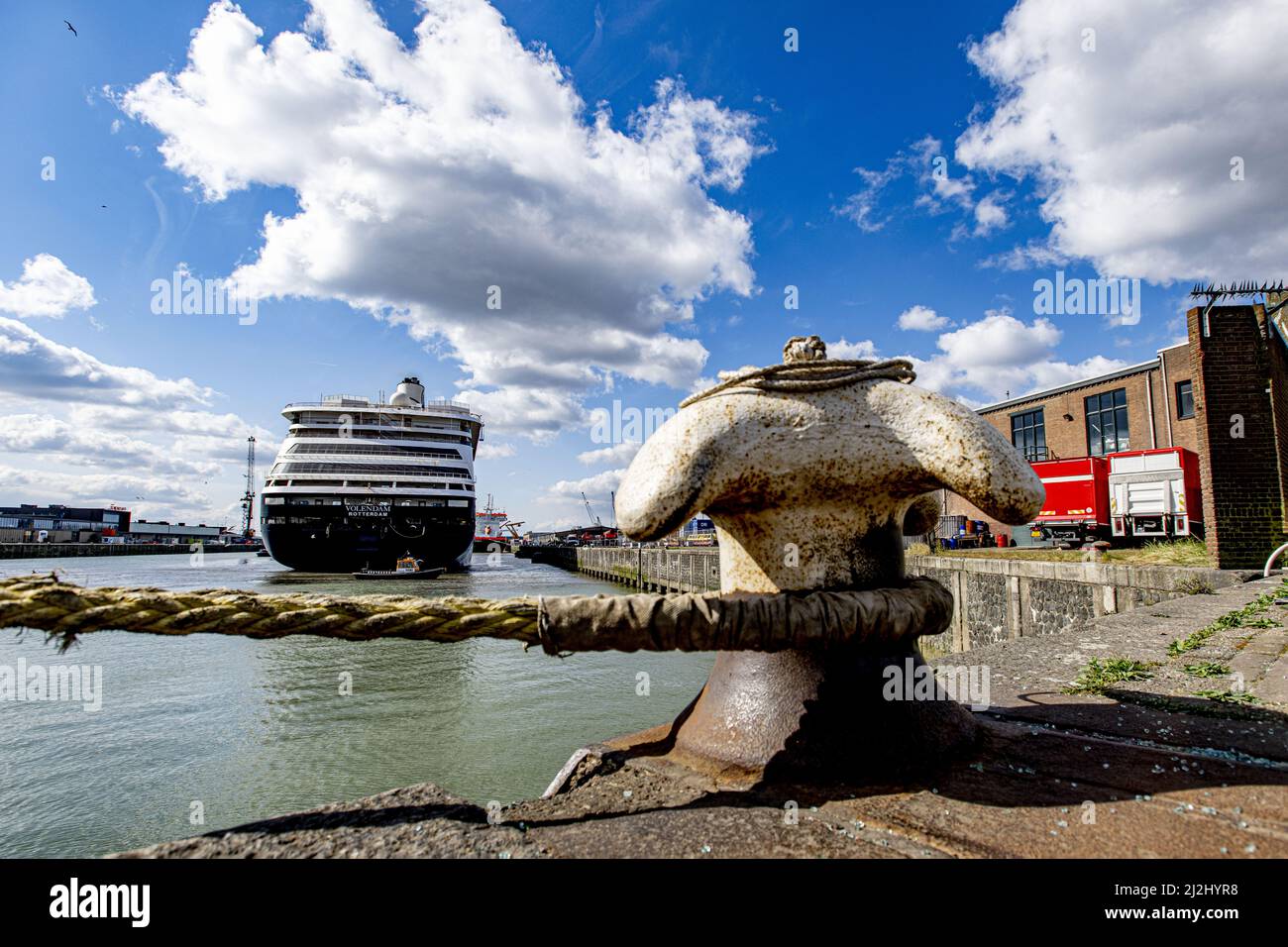 Rotterdam, Niederlande. 2. April 2022. 2022-04-02 12:10:13 ROTTERDAM - Passagierschiff De Volendam der Holland America Line im Merwehaven in Rotterdam. Das Passagierschiff wird drei Monate lang im Merwehaven ankern, um als Notunterkunft für ukrainische Flüchtlinge genutzt zu werden. ANP ROBIN UTRECHT netherlands Out - belgium Out Credit: ANP/Alamy Live News Stockfoto