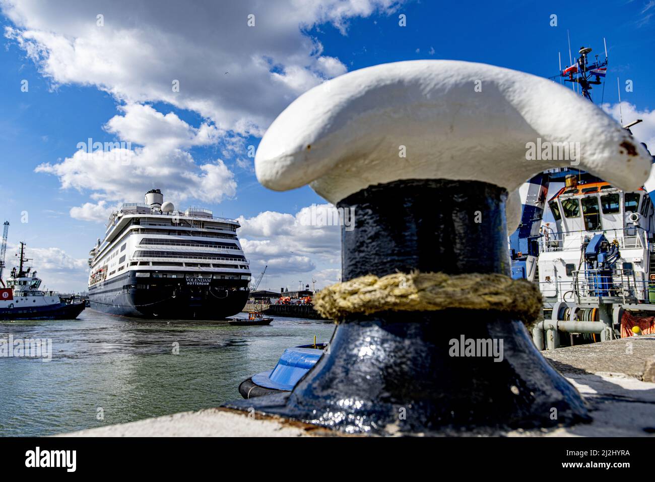 Rotterdam, Niederlande. 2. April 2022. 2022-04-02 12:07:07 ROTTERDAM - Passagierschiff De Volendam der Holland America Line im Merwehaven in Rotterdam. Das Passagierschiff wird drei Monate lang im Merwehaven ankern, um als Notunterkunft für ukrainische Flüchtlinge genutzt zu werden. ANP ROBIN UTRECHT netherlands Out - belgium Out Credit: ANP/Alamy Live News Stockfoto
