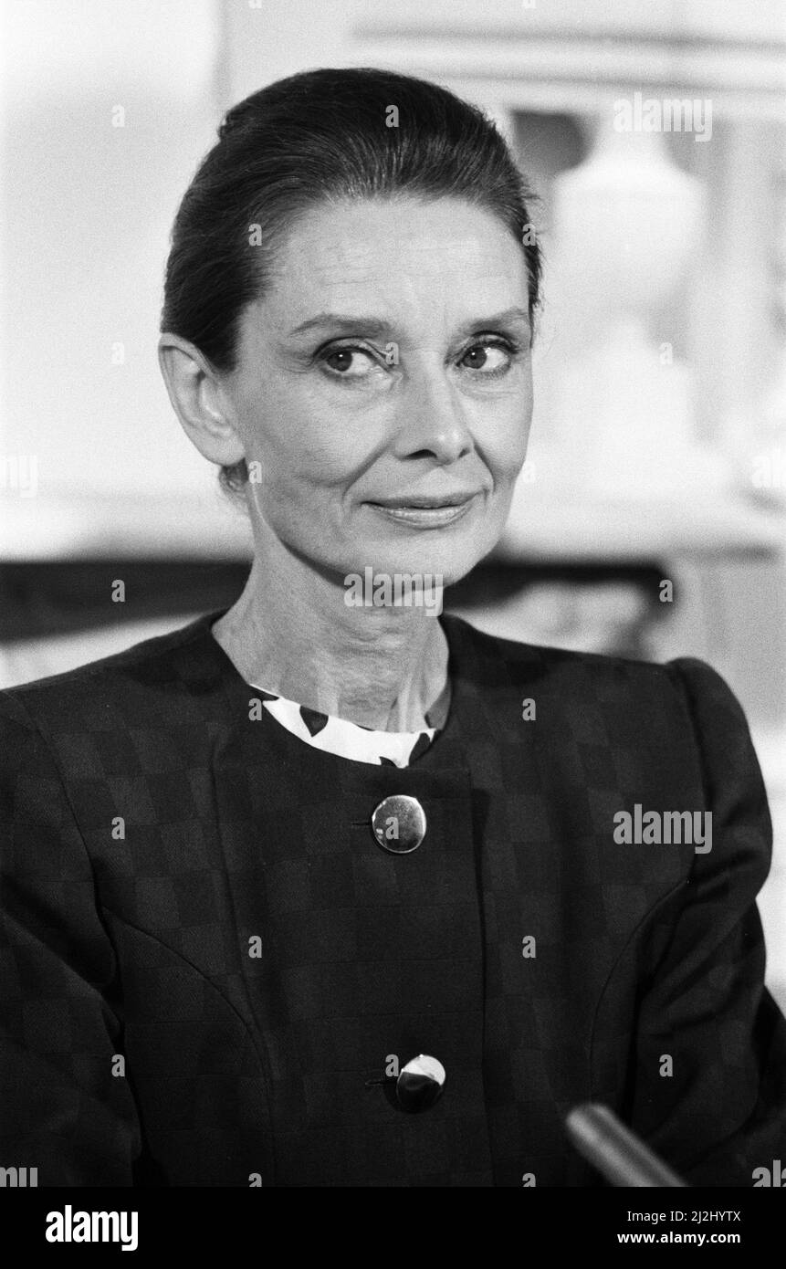 Schauspielerin Audrey Hepburn, die für eine UNICEF-Konferenz in London ist. Die 57-jährige Schauspielerin fordert weitere Hungerhilfe für Äthiopien. 28.. März 1988. Stockfoto