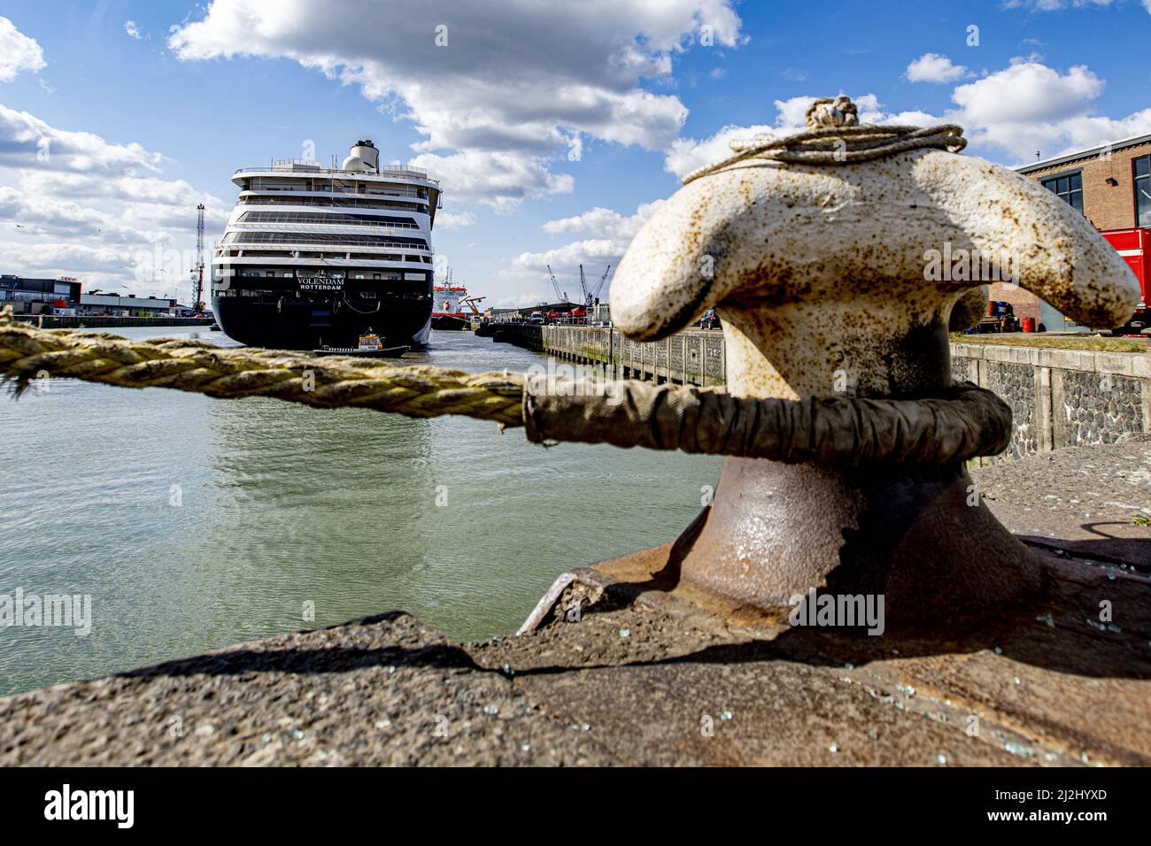 Rotterdam, Niederlande. 2. April 2022. 2022-04-02 12:10:14 ROTTERDAM - Passagierschiff De Volendam der Holland America Line im Merwehaven in Rotterdam. Das Passagierschiff wird drei Monate lang im Merwehaven ankern, um als Notunterkunft für ukrainische Flüchtlinge genutzt zu werden. ANP ROBIN UTRECHT netherlands Out - belgium Out Credit: ANP/Alamy Live News Stockfoto