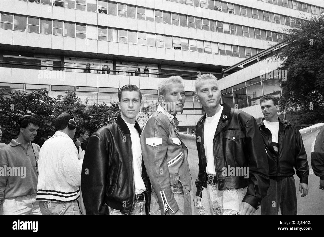 Bros in den Pebble Mill Studios der BBC, Edgbaston, um die neue Frequenz von Radio One zu starten. 1.. September 1988. Stockfoto